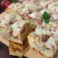 Ciasto z białą czekoladą i kruszonką.