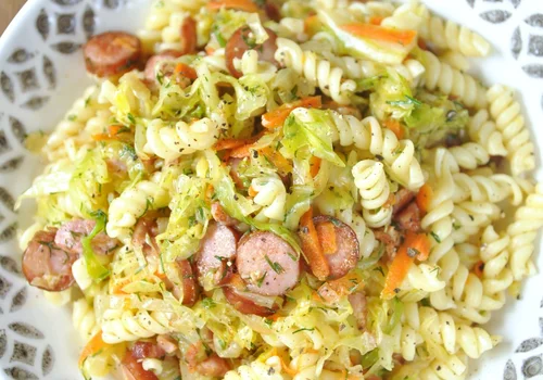 Makaron z młodą kapustą, kiełbasą i boczkiem