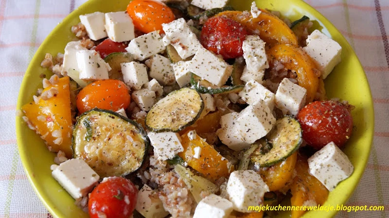 Sałatka z kaszą gryczaną, grillowanymi warzywami i fetą - 231 kcal