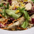 Sałatka z pieczonym kurczakiem, kaszą bulgur i miksem sałat