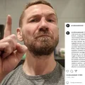 Przemysław Kossakowski tłumaczy się ze swojej "nocnej transmisji z toalety".