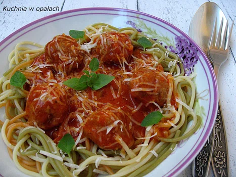 Trójkolorowe spaghetti z klopsikami