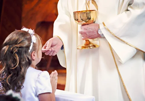 Płatny urlop okolicznościowy na Pierwszą Komunię dziecka. Oto, co mówi o tym polskie prawo