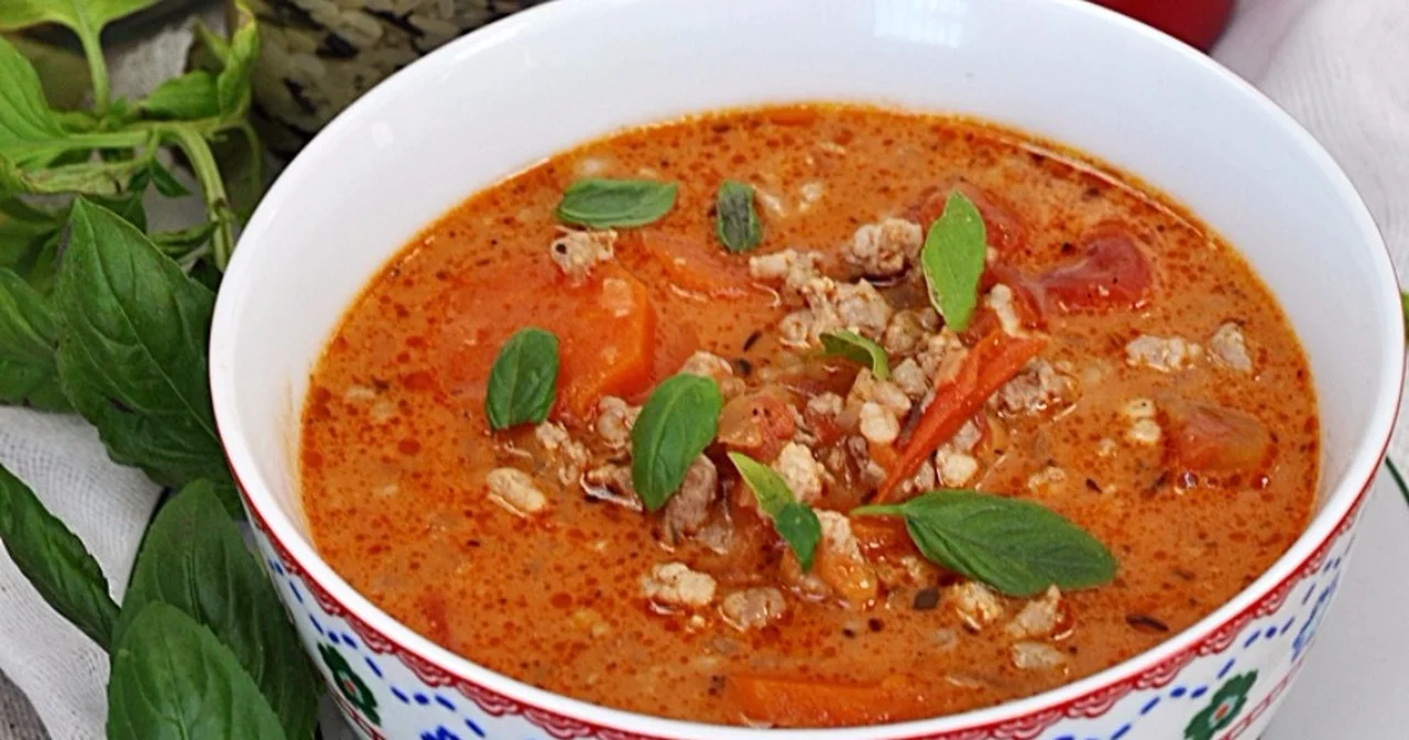 Jesienna zupa pomidorowa z mięsem mielonym