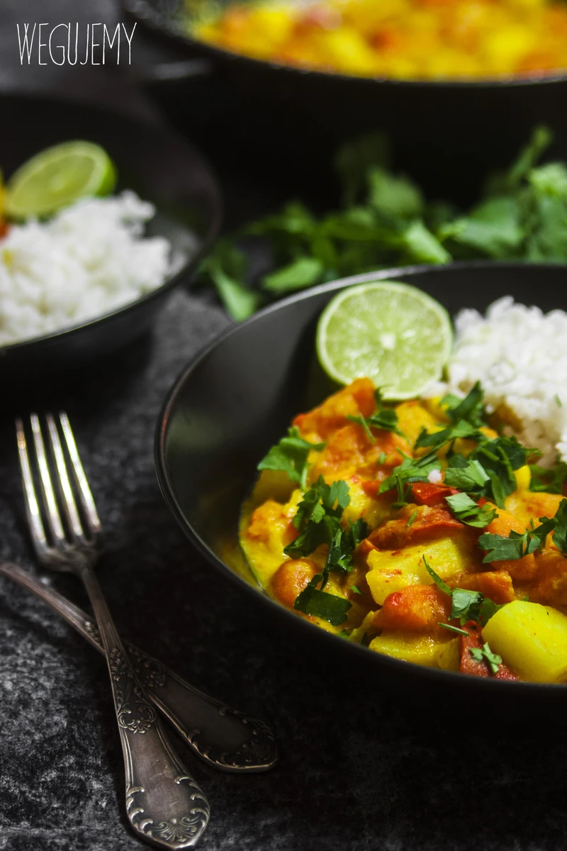 Dietetyczne warzywne curry z ziemniakami, marchewką, cebulą i papryką