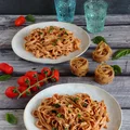 Makaron tagliatelle z kurczakiem, pomidorami, bazylią i pieczonym serem feta