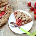 Pełnoziarnista tarta z truskawkami i rabarbarem - 245 kcal