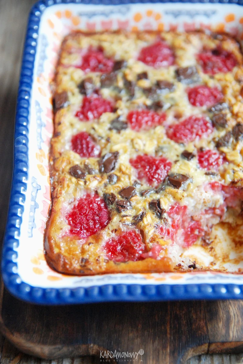 Pieczona owsianka z czekoladą i malinami – Kardamonowy