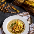 Zupa krem z ziemniaków z wędzoną makrelą, zielonym jabłkiem i chipsami z obierków
