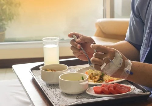 Czy w szpitalu trzeba mieć własne sztućce? Rzecznik Praw Obywatelskich reaguje na skargi