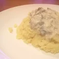 Kasza kuskus z sosem pieczarkowym