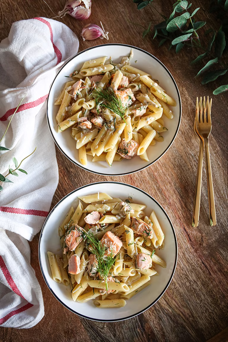 Penne z łososiem w sosie śmietanowym