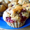 Bananowe muffinki z malinami i masłem orzechowym