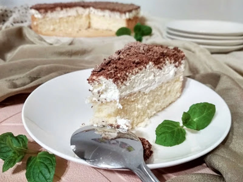 Biszkopt z kremem mascarpone i posypką czekoladową