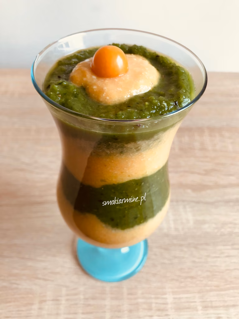 Kolorowe smoothie z groszkiem cukrowym i orzechami nerkowca