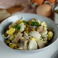 Sałatka z jajek, groszku i śledzia, którą każdy umie zrobić!