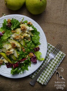 Salatka z gruszką, serem pleśniowym i orzechami