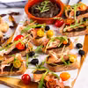 Tapenada z czarnym czosnkiem na grzankach z jamón serrano