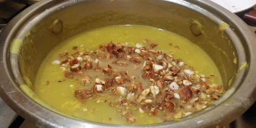 Zupa-krem z selera naciowego z orzeszkami ziemnymi
