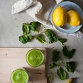 Zielone smoothie z gruszką, ogórkiem, szpinakiem i kiełkami