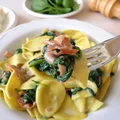 Makaron z kremowym sosem z gorgonzoli, ze szpinakiem i szynką parmeńską