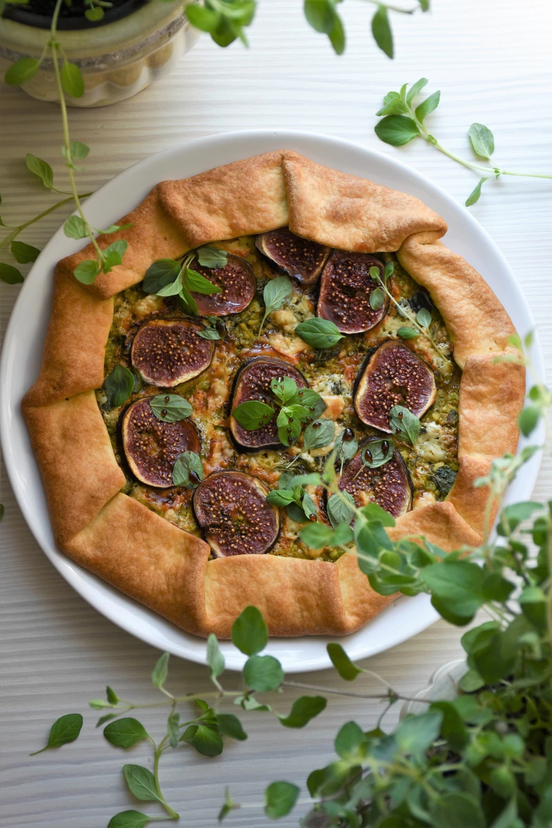 tarta z pastą z awokado i ziół, z figą i sokiem z granatów