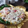 Sałatka makaronowa z salami.