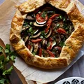 galette ratatouille, czyli tarta z bakłażanem, cukinią i pomidorem