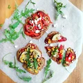 MINI PIZZE NA PEŁNOZIARNISTYM SPODZIE BEZ DROŻDŻY