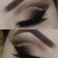 Smokey eye ze złotym akcentem