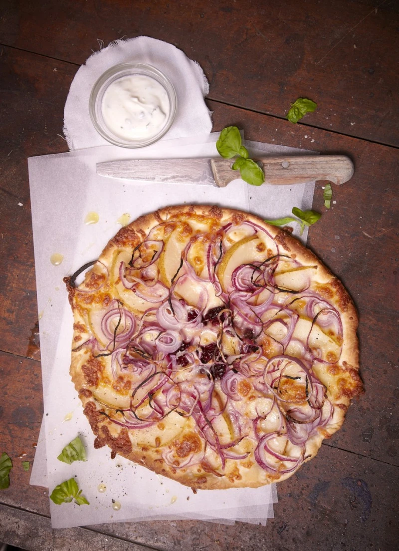 PIZZA Z CZERWONĄ CEBULĄ I GRUSZKĄ
