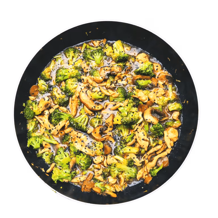 Stir fry z kurczakiem, brokułami i pieczarkami