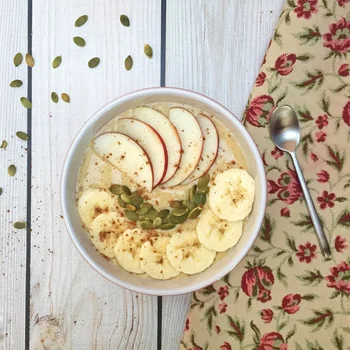 Miska smoothie z bananem, jabłkiem i cynamonem. Smoothie bowl