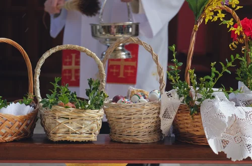 Czy można jeść mięso w Wielką Sobotę? Odpowiedź dzieli Polaków