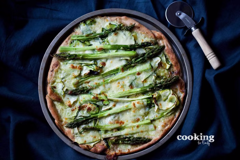 zielona pizza orkiszowa ze szparagami i cukini