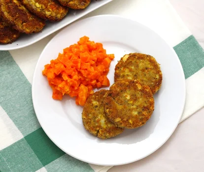 Kotlety jajeczne z pieczarkami i kukurydzą