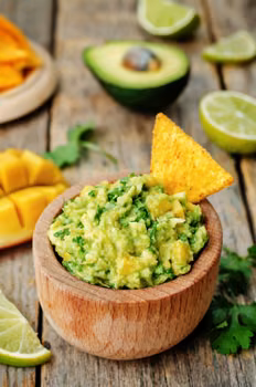 PIKANTNE GUACAMOLE Z MANGO