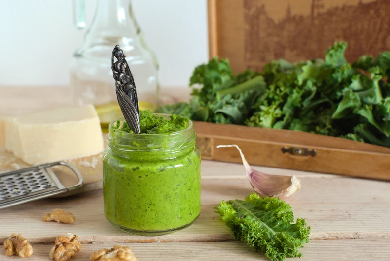 Przyjemne pesto z jarmużu (+ wersja wegańska)