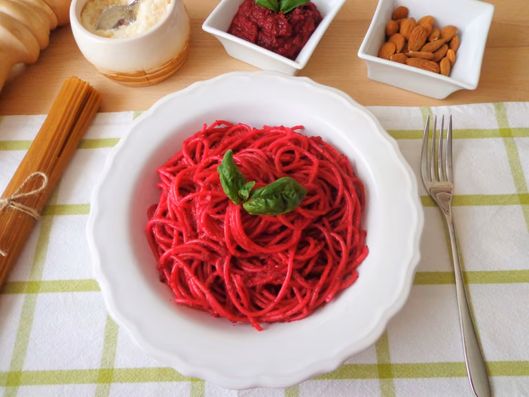 Spaghetti z pesto z buraków