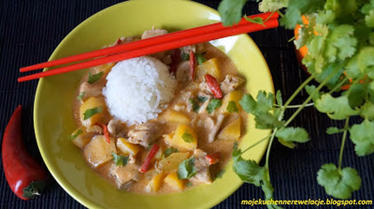 Czerwone curry z kurczaka i mango