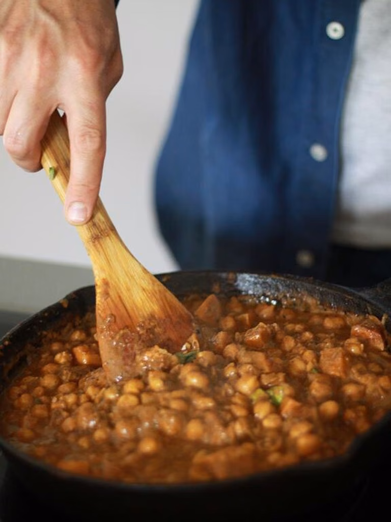 CZWARTEK: WEGETARIAŃSKIE CURRY Z CIECIORKI I BATATA