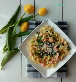 Tagliatelle z łososiem i szparagami