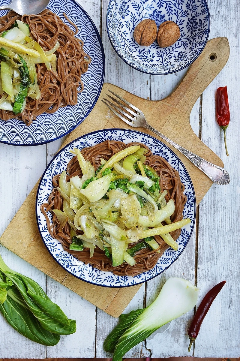 Makaron soba z fasolką szparagową i pak choi