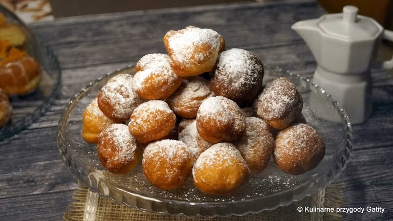 Małe pączki z cukrem pudrem