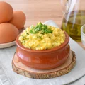Tradycyjny sos bolzański (salsa bolzanina) z jajkami na twardo
