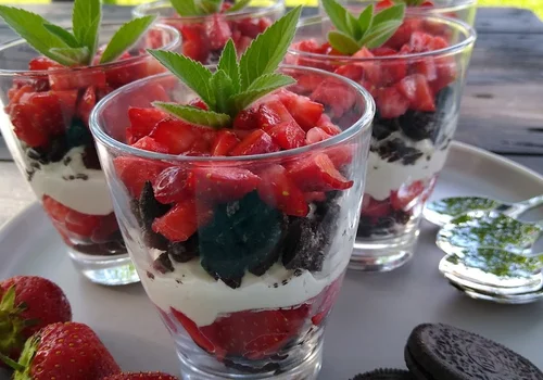 Deser z truskawkami i oreo