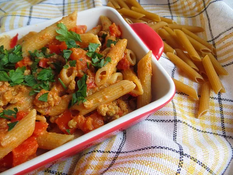 Penne z mięsem mielonym w sosie pomidorowym z carry