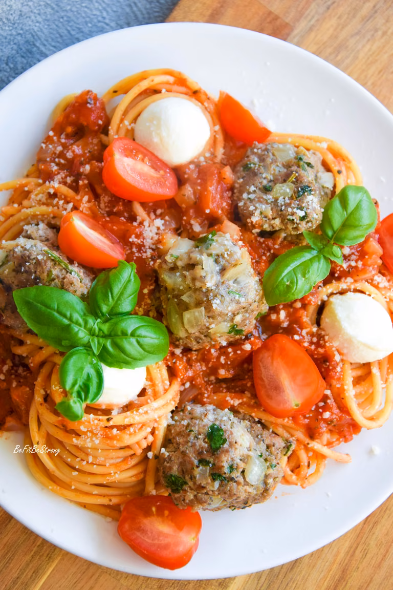 Spaghetti w sosie pomidorowym z pulpetami