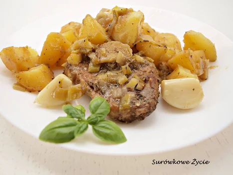 Schab na porach i ziemniaczki z piekarnika pachnące rozmarynem