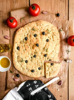 Foccacia z oliwkami i rozmarynem